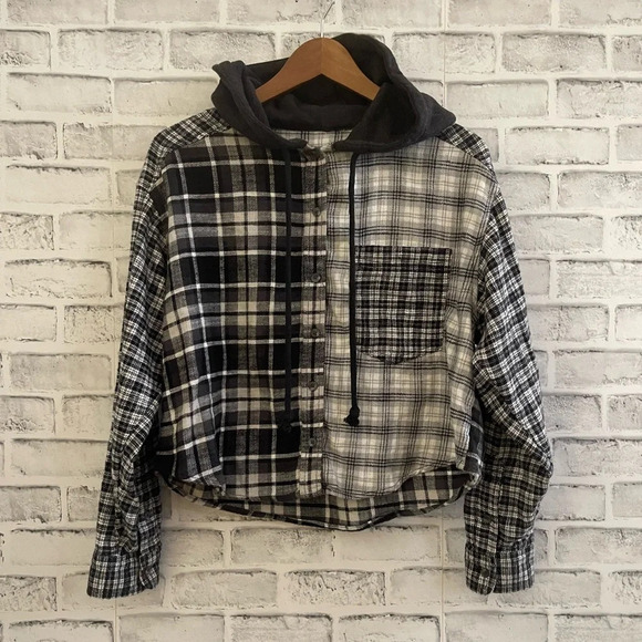 American Eagle Outfitters Tops - Women’s American Eagle black and white distressed plaid crop hoodie flannel Sm